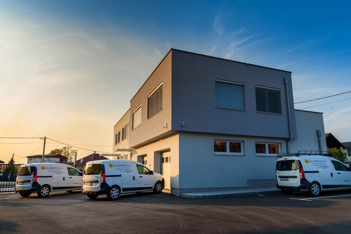 Poslovna zgrada Plin Konjščina u Konjščini s vozilima dežurne službe